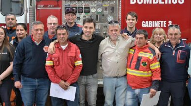 Torres firmó un convenio para incorporar ocho nuevos camiones al sistema de Bomberos Voluntarios del Chubut